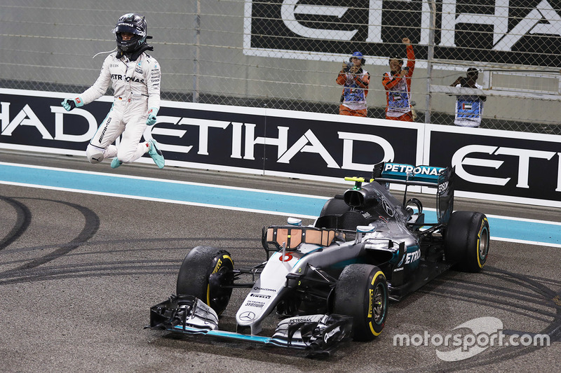 2. Nico Rosberg, Mercedes AMG F1 W07 Hybrid, feiert den Titelgewinn