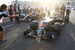 Jenson Button, McLaren MP4-31, sur la grille de départ