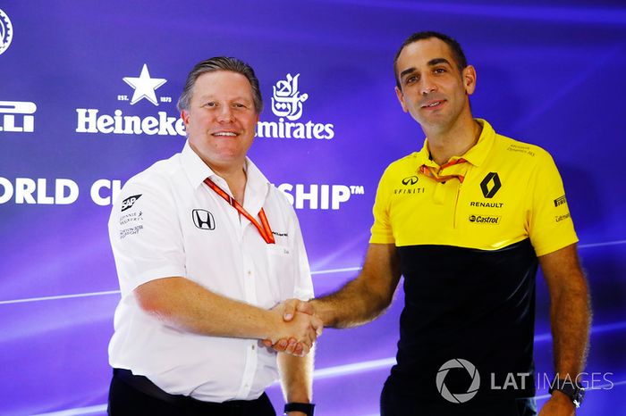 Zak Brown, Director Ejecutivo de McLaren Technology Group, Cyril Abiteboul, Director General de Renault Sport F1 Team se laudan en el paddock