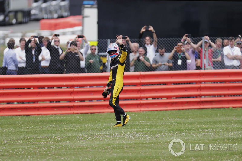 Jolyon Palmer, Renault Sport F1 Team, saluta i suoi tifosi dopo il ritiro