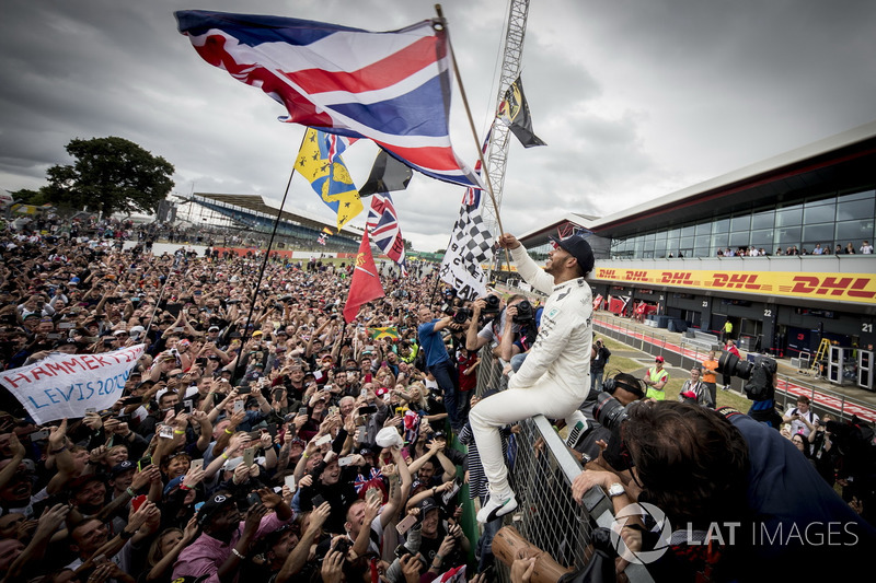 Race winner Lewis Hamilton, Mercedes AMG F1, celebrates victory with the fans