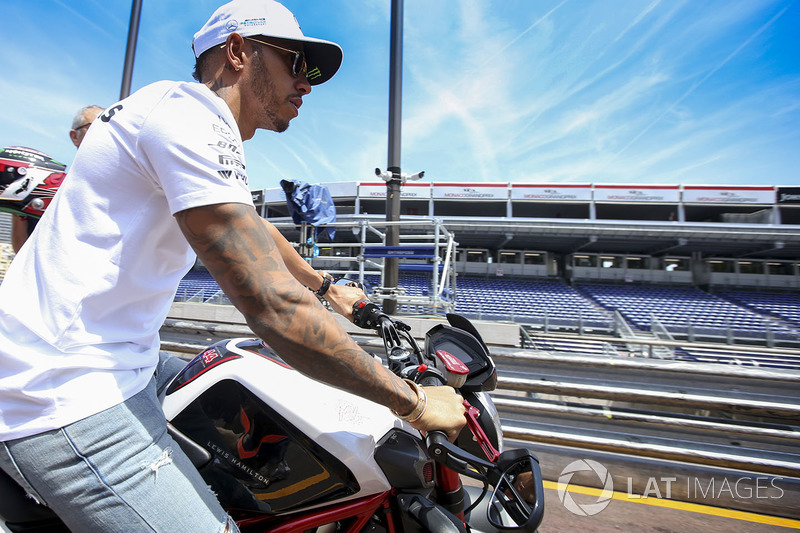 Lewis Hamilton, Mercedes AMG F1, en su moto