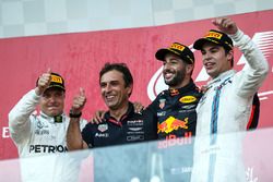 Podio: segundo lugar Valtteri Bottas, Mercedes AMG F1, ganador de la carrera Daniel Ricciardo, Red B