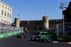 Паскаль Верляйн, Sauber C36, и Ромен Грожан, Haas F1 Team VF-17