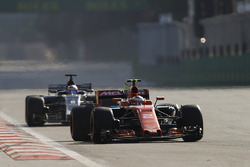 Стоффель Вандорн, McLaren MCL32, Ромен Грожан, Haas F1 Team VF-17