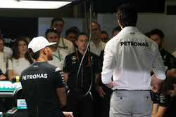Льюис Хэмилтон, Mercedes AMG F1, и Тото Вольф