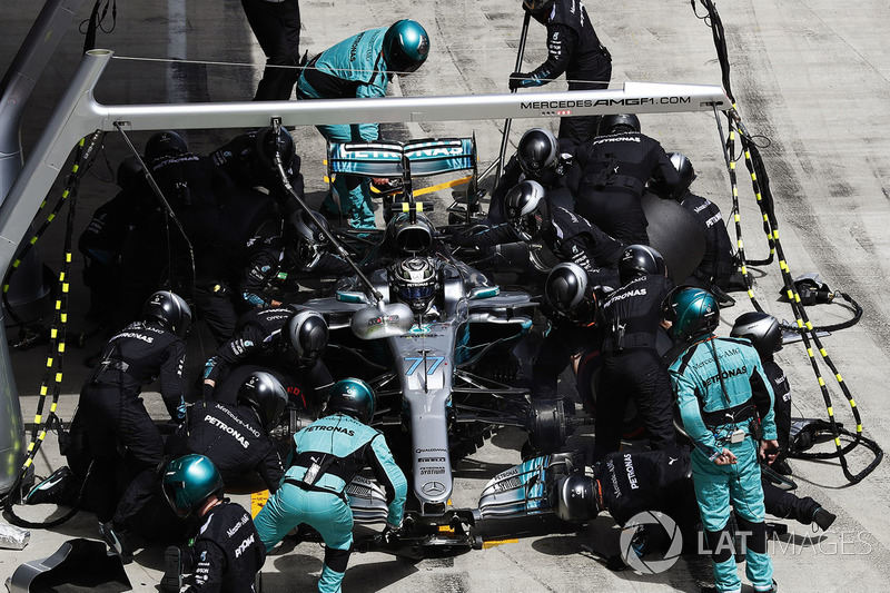 Valtteri Bottas, Mercedes AMG F1 W08, pit stop action