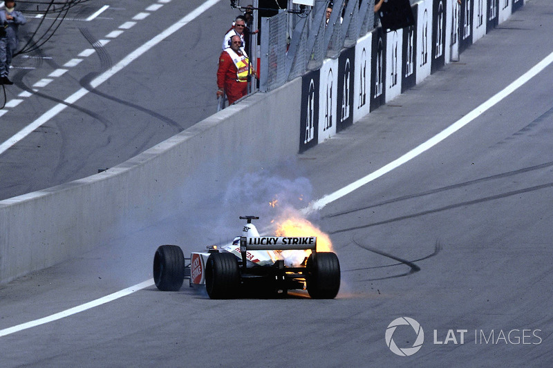 Olivier Panis, BAR 004 Honda, retires from the race