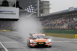 Drapeau à damiers pour Jamie Green, Audi Sport Team Rosberg