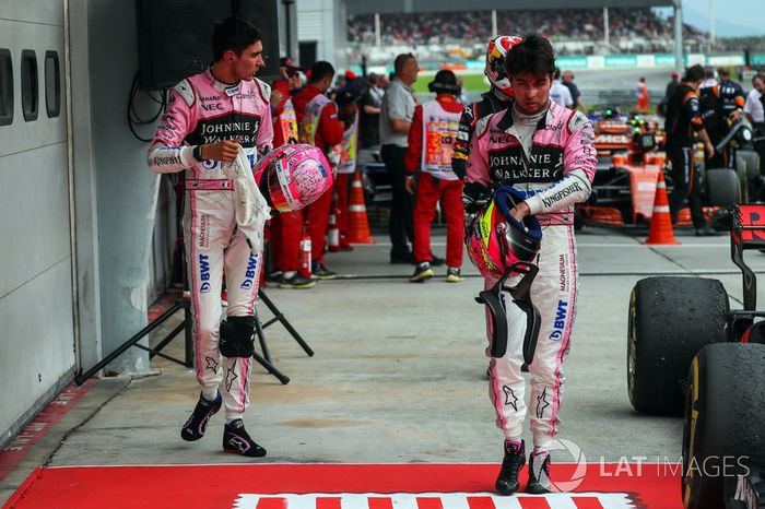 Esteban Ocon y Sergio Perez, Sahara Force India, en el parque cerrado