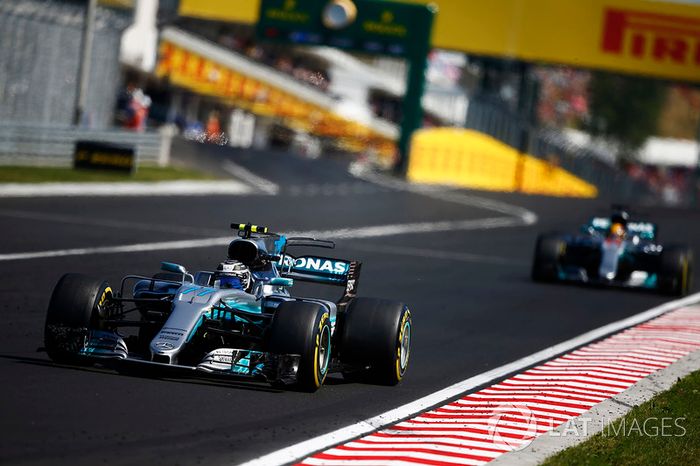 Mas a Mercedes decidiu fazer uma troca: colocou Hamilton em terceiro para que o inglês tentasse atacar as Ferrari. 