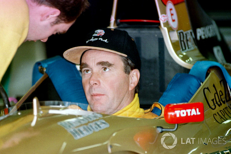 Nigel Mansell checks out the cockpit of the Jordan Peugeot