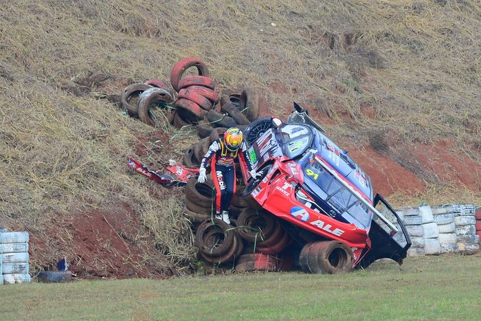 Dudu Barrichello sai do carro após batida em Tarumã