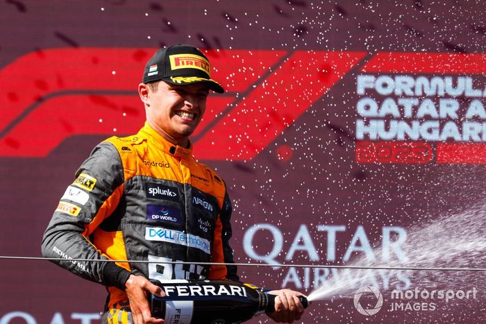 Lando Norris, McLaren, 2ª posición, rocía Champán en el podio