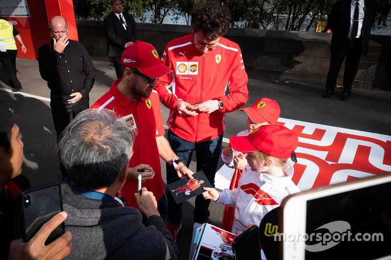 Sebastian Vettel, Ferrari, Mattia Binotto director de Ferrari firma autógrafos para los aficionados