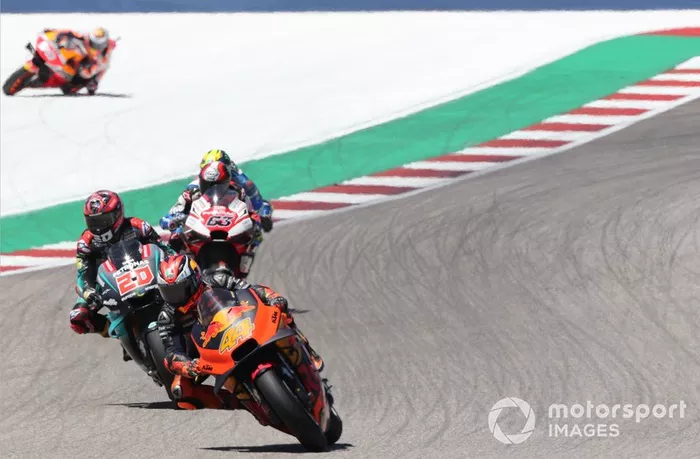 Jorge Lorenzo ao fundo, escapando da pista em Austin