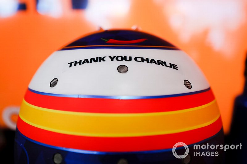 Carlos Sainz homenajea a Charlie Whiting en su casco