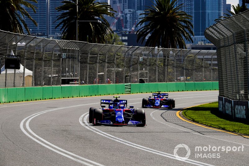 Alexander Albon, Toro Rosso STR14, leads Daniil Kvyat, Toro Roso STR14