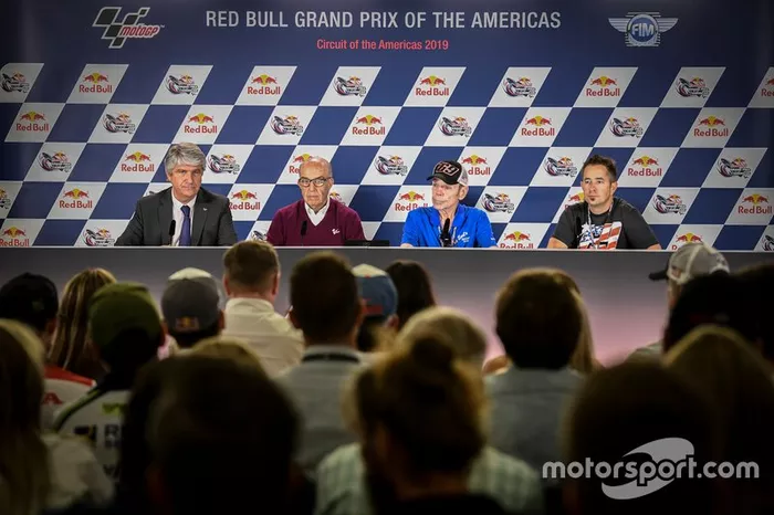 Jorge Viegas, Presidente de la FIM, Carmelo Ezpeleta, CEO de Dorna, el padre de Hayden, Earl, y su hermano Tommy.