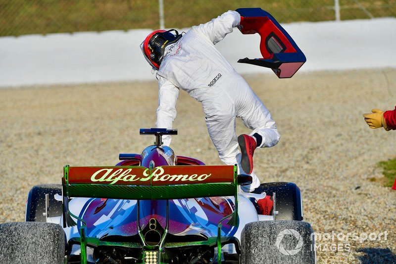 Kimi Raikkonen, Alfa Romeo Racing C38, hace trompo