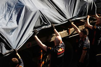 De auto van Pierre Gasly, Red Bull Racing RB15, is terug in de pits na een crash