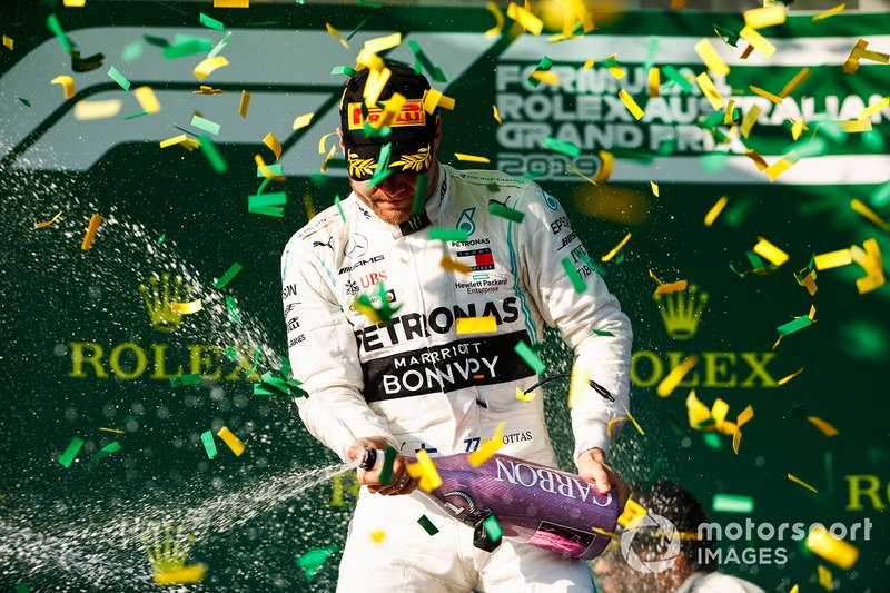 Valtteri Bottas, Mercedes AMG F1 festeggia sul podio con lo champagne
