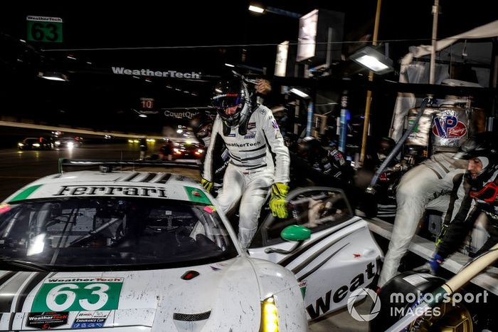 #63 Scuderia Corsa Ferrari 488 GT3, GTD: Cooper MacNeil, Toni Vilander, Jeff Westphal, Dominik Farnbacher, pit stop