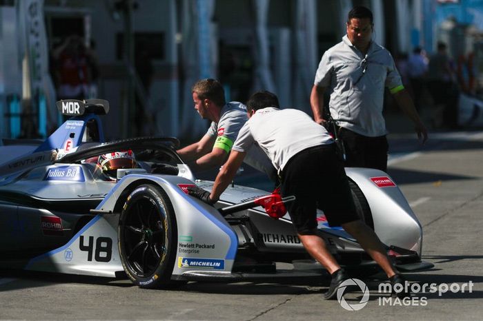 Edoardo Mortara Venturi Formula E, Venturi VFE05 viene spinto nel garage