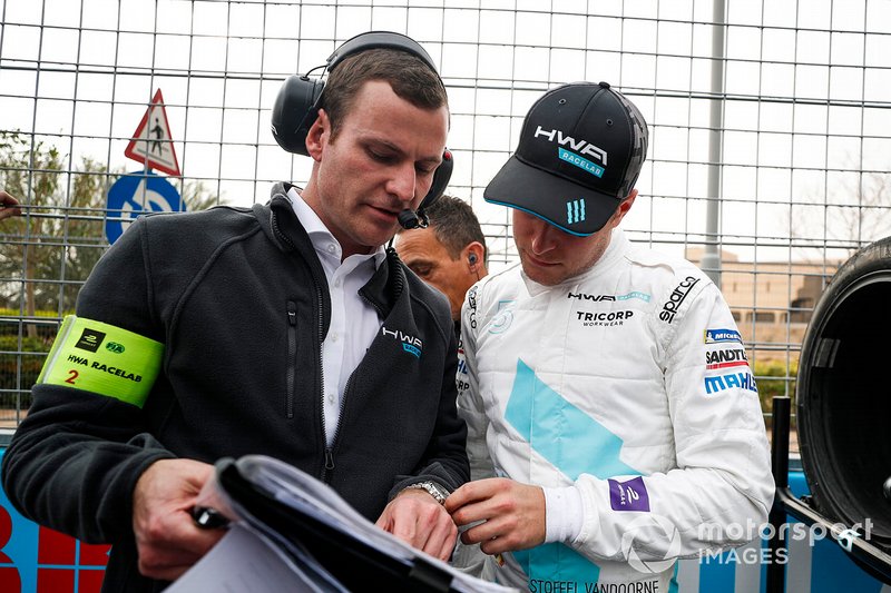 Stoffel Vandoorne, HWA Racelab, parla con i suoi ingegneri, in griglia di partenza