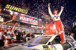 Kevin Harvick, Stewart-Haas Racing, Ford Fusion Mobil 1, celebrates in Victory Lane