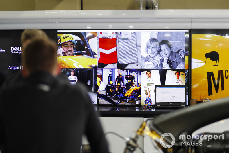 Фотографии Фернандо Алонсо и Джеймса Ханта в гараже McLaren