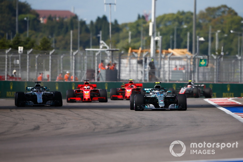 Valtteri Bottas, Mercedes AMG F1 W09, devant Lewis Hamilton, Mercedes AMG F1 W09, Sebastian Vettel, Ferrari SF71H, et Kimi Raikkonen, Ferrari SF71H