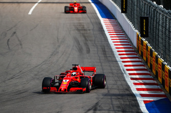 Sebastian Vettel, Ferrari SF71H, Kimi Raikkonen, Ferrari SF71H