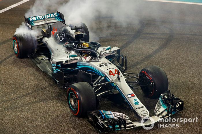 Ganador de la carrera Lewis Hamilton, Mercedes AMG F1 W09 EQ Power+, celebra haciendo donas