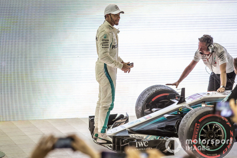 Lewis Hamilton, Mercedes AMG F1, fête sa victoire dans le parc fermé