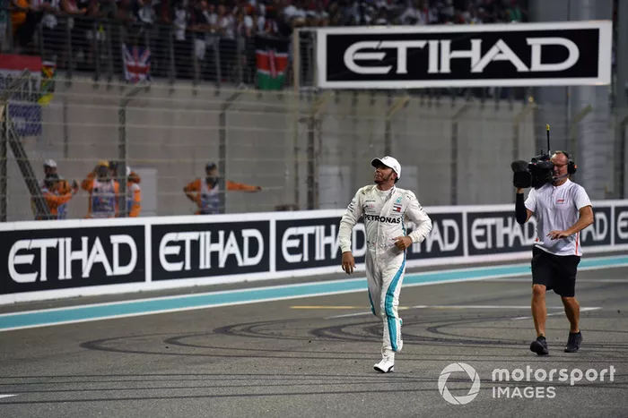 El ganador de la carrera Lewis Hamilton, Mercedes AMG F1 celebra en el Parc Ferme