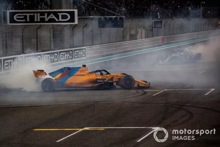 Fernando Alonso, McLaren MCL33 y Lewis Hamilton, Mercedes-AMG F1 W09 haen donas al final