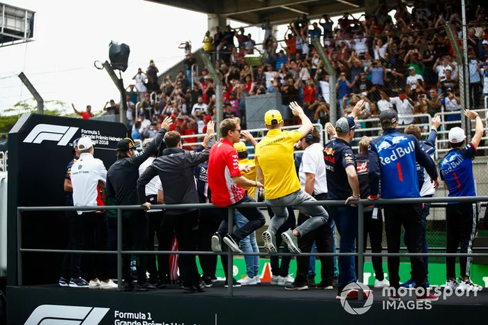 Daniel Ricciardo, Red Bull Racing, Marcus Ericsson, Sauber, Fernando Alonso, McLaren, Stoffel Vandoorne, McLaren, Sebastian Vettel, Ferrari, Nico Hulkenberg, Renault Sport F1 Team, Max Verstappen, Red Bull Racing, Brendon Hartley, Toro Rosso, y Pierre Gasly, Toro Rosso en el desfile de pilotos