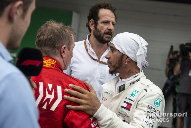 Lewis Hamilton, Mercedes AMG F1 y Kimi Raikkonen, Ferrari en Parc Ferme