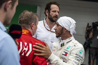 Lewis Hamilton, Mercedes AMG F1 e Kimi Raikkonen, Ferrari, nel parco chiuso
