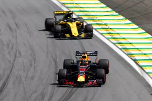 Daniel Ricciardo, Red Bull Racing RB14 et Nico Hulkenberg, Renault Sport F1 Team R.S. 18 