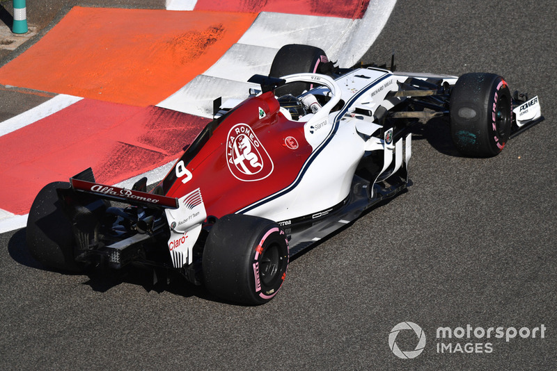 Marcus Ericsson, Sauber C37 with flat spot on tyre after spin in FP1