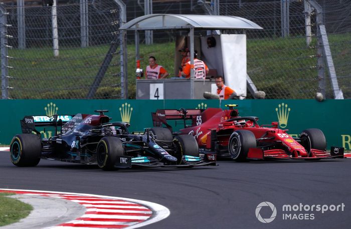 Carlos Sainz Jr., Ferrari SF21, Lewis Hamilton, Mercedes W12