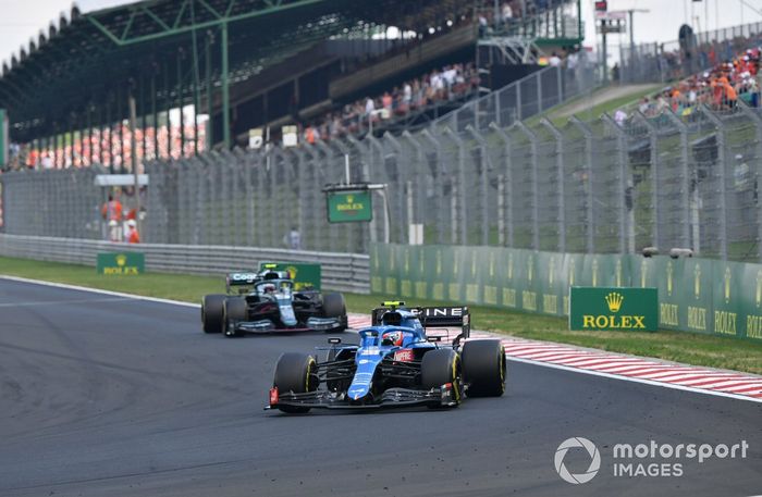 Esteban Ocon, Alpine A521, Sebastian Vettel, Aston Martin AMR21