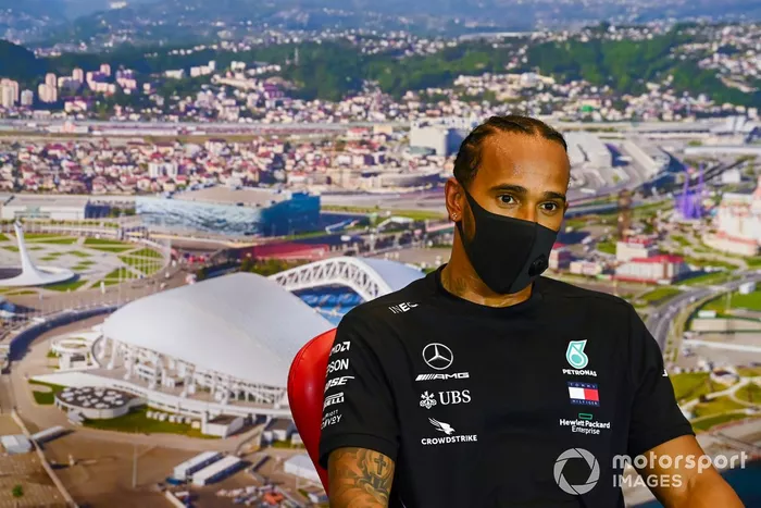 Lewis Hamilton, Mercedes-AMG F1, en la conferencia de prensa