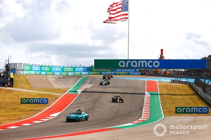 El Safety Car Max Verstappen, Red Bull Racing RB18, Lewis Hamilton, Mercedes W13, Sergio Pérez, Red Bull Racing RB18