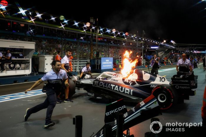 El coche de Pierre Gasly, AlphaTauri AT03, se incendia en los boxes