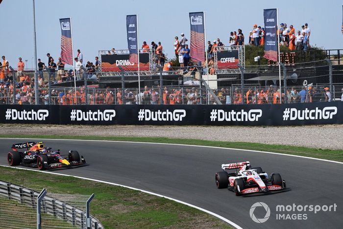 Kevin Magnussen, Haas VF-22, Sergio Pérez, Red Bull Racing RB18