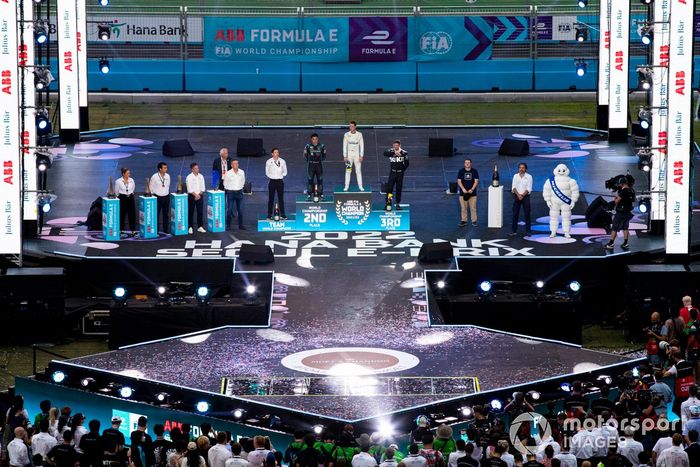 Podio: Jerome d'Ambrosio, jefe de ROKiT Venturi Racing, Stoffel Vandoorne, Mercedes-Benz EQ, segundo, el ganador Edoardo Mortara, Venturi Racing, Jake Dennis, Andretti Motorsport, tercero