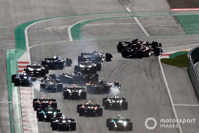 Max Verstappen, Red Bull Racing RB18, Charles Leclerc, Ferrari F1-75, Carlos Sainz, Ferrari F1-75, el resto a través de la primera curva